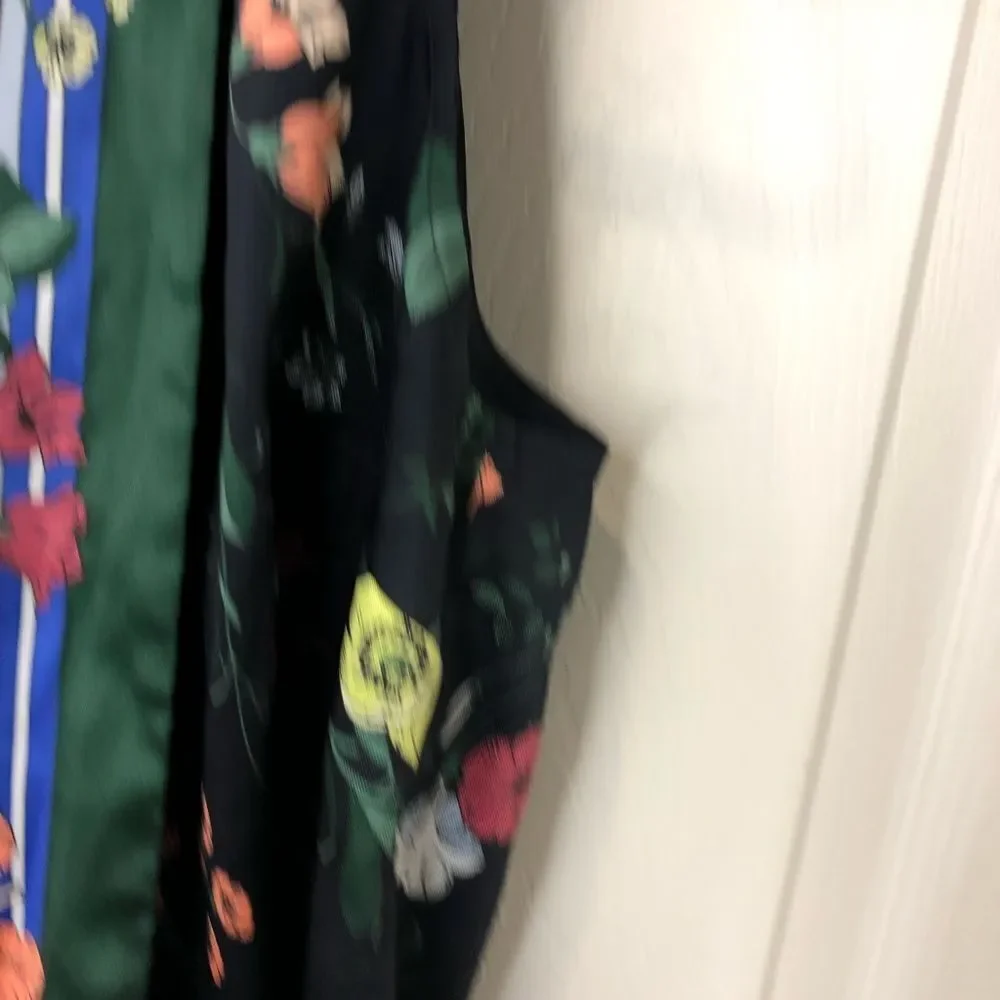 Ann Taylor Petite black floral design sleeveless top, size medium petite - Picture 4 of 11